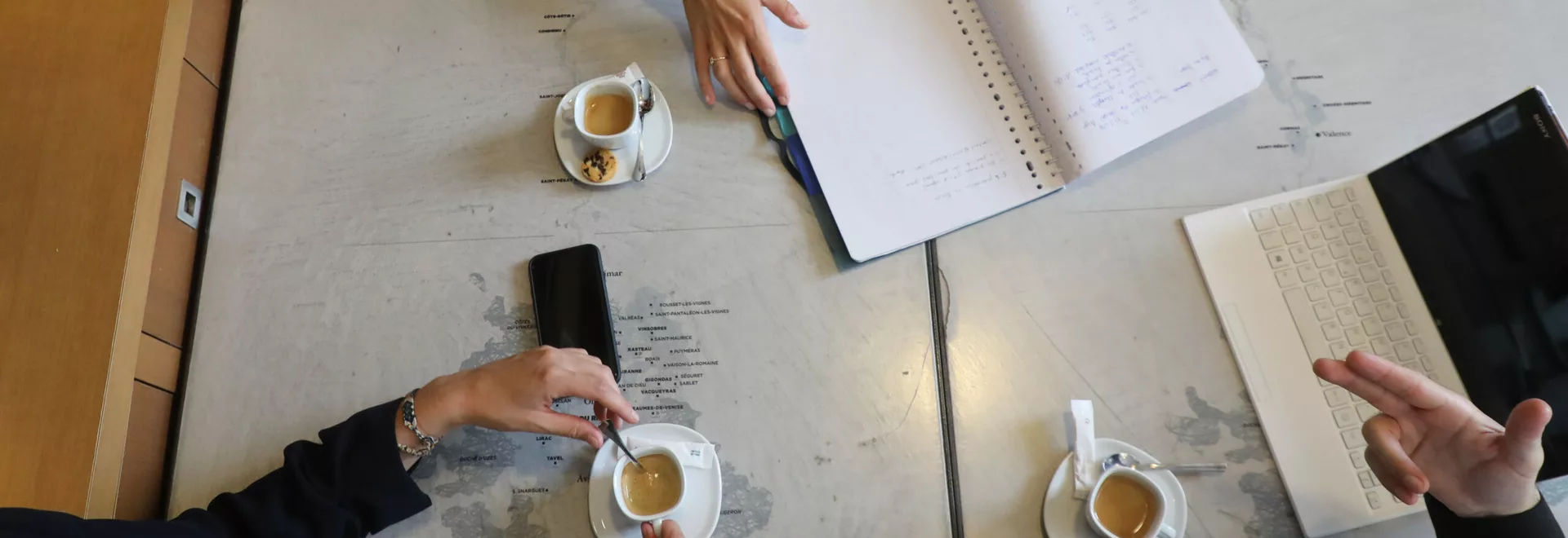 Travail autour d'un café en Vaucluse  © Hocquel