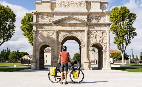 Vélo devant l'arc de Triomphe à orange  © Un monde à vélo