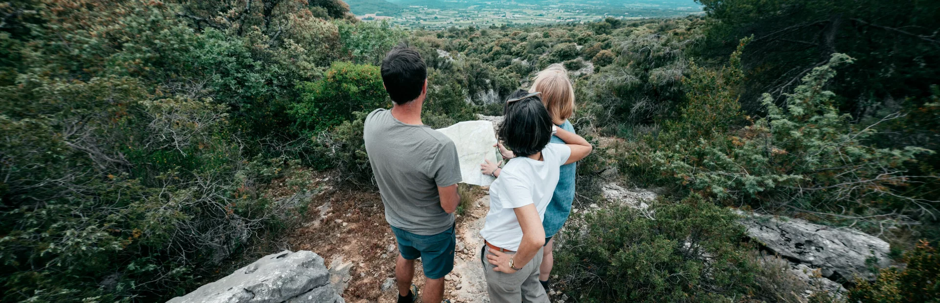 Amis en randonnée en Vaucluse  © O'Brien