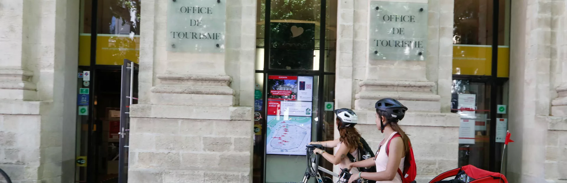 Cyclistes devant un office de tourisme  © Hocquel