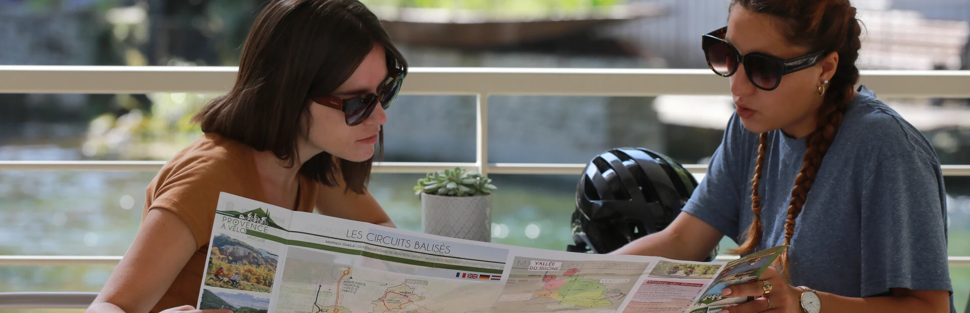Consultation carte touristique  © Hocquel