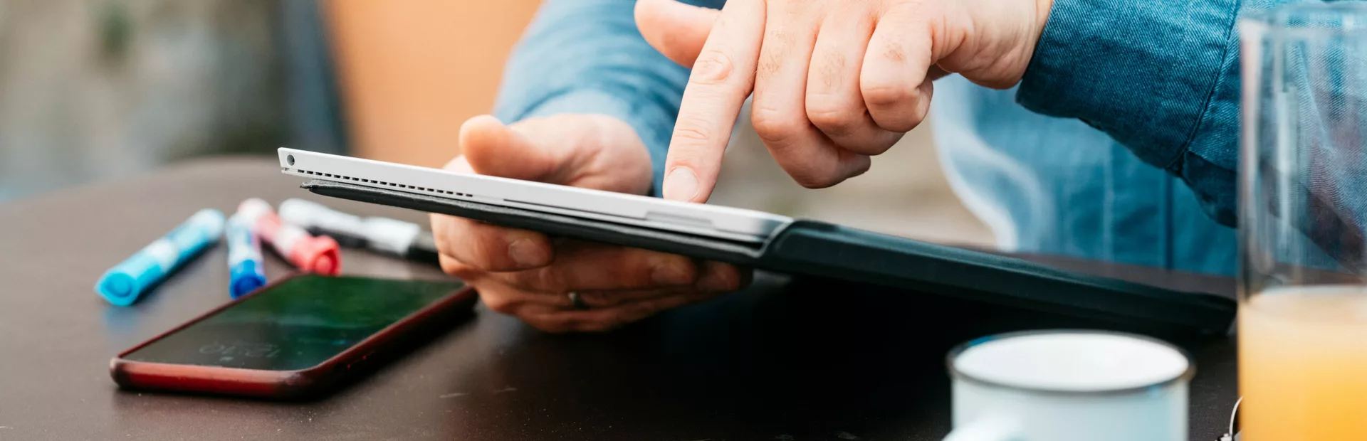 Utilisateur de tablette  © O'Brien