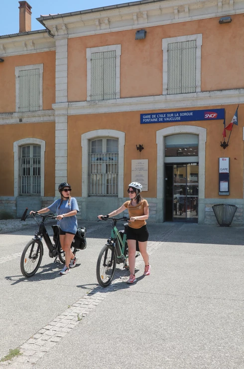 Cycliste devant la gare de l'Isle-sur-la-Sorgue  © Hocquel