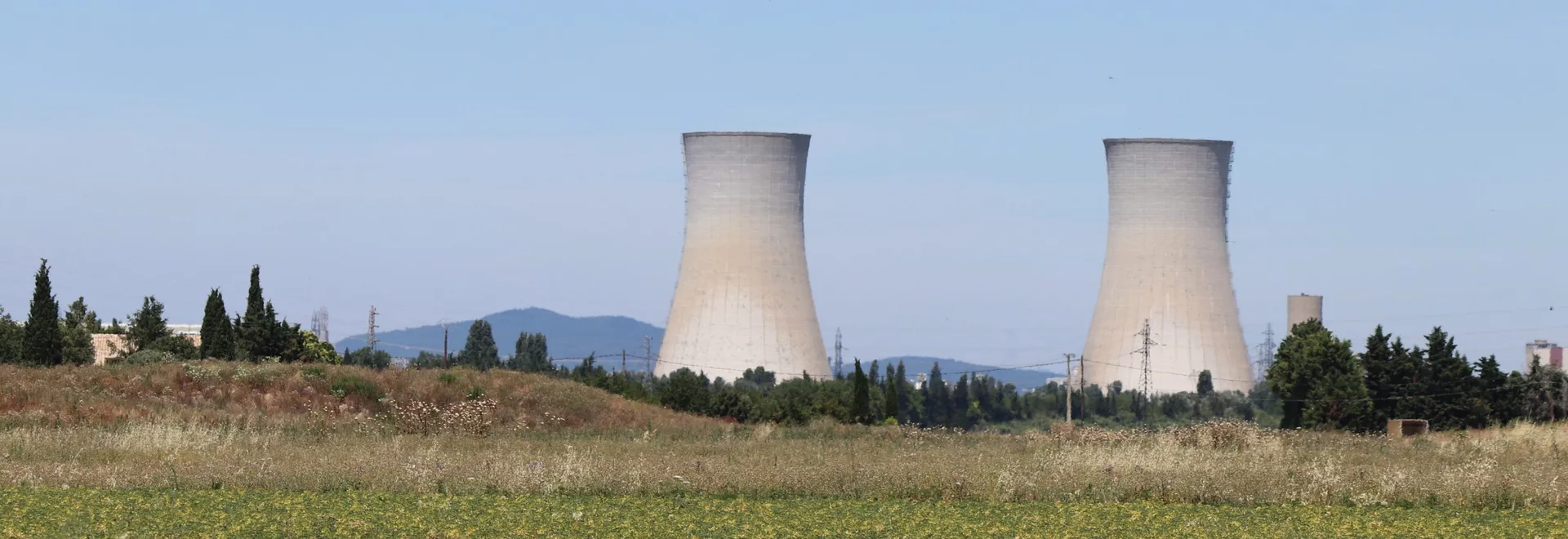 La centrale nucléaire du Tricastin, vue sur les tours de refroidissement, ville de Saint Paul Trois Chateaux, departement de la Drome, France  © Adobe Stock