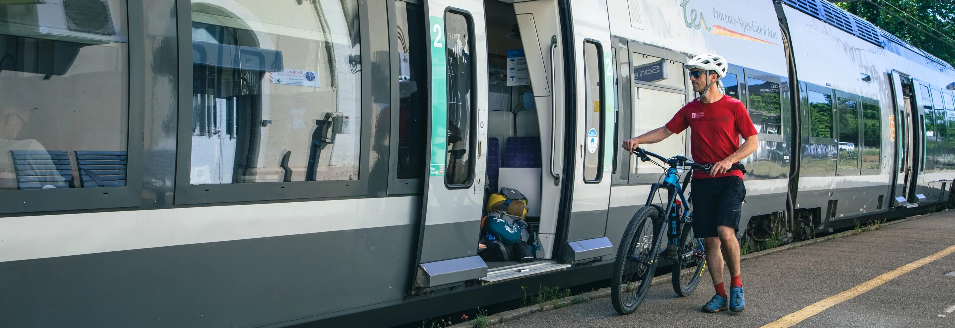 Des vélos vont prendre le train à Avignon. Ils sont sur le quai de la gare.  © Alain-Hocquel