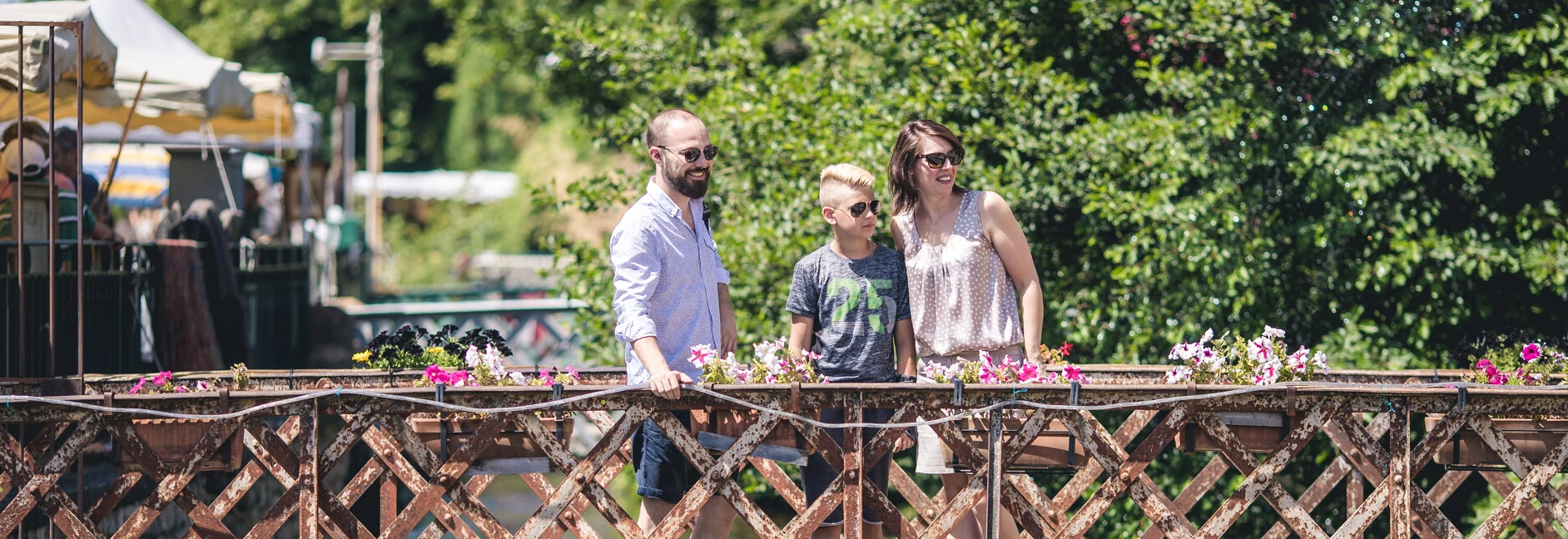 Famille en visite à l'Isle-sur-la-Sorgue  © O'Brien